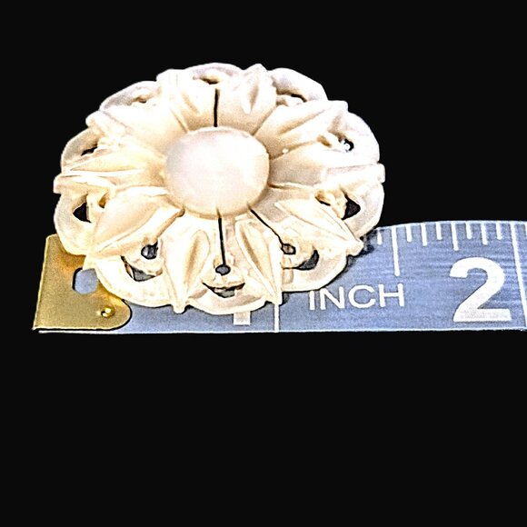 VTG Bethlehem Hand-Carved Mother-Of-Pearl 1.5" Lustrous Flower Brooch SIGNED EVC - Picture 5 of 7